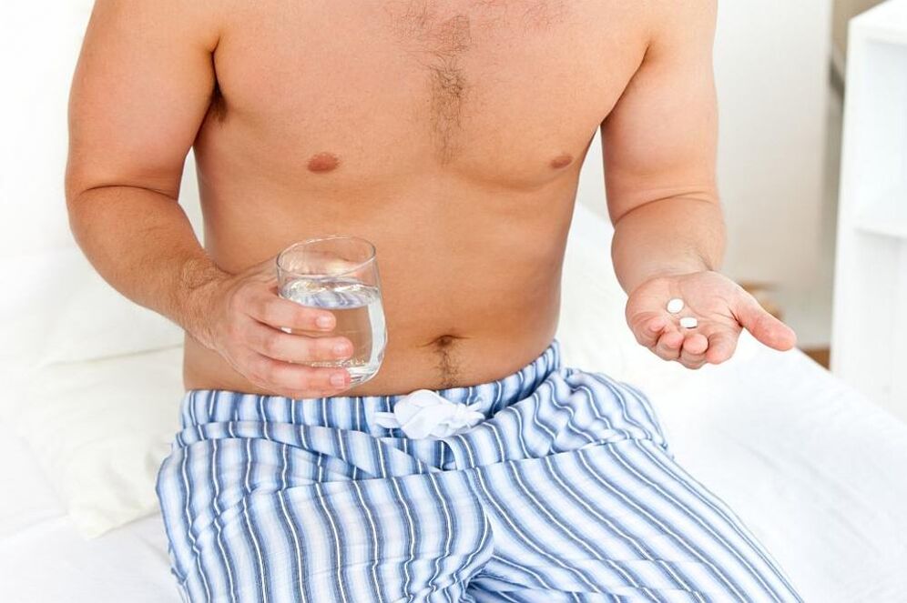mężczyzna bierze pigułki na zapalenie prostaty